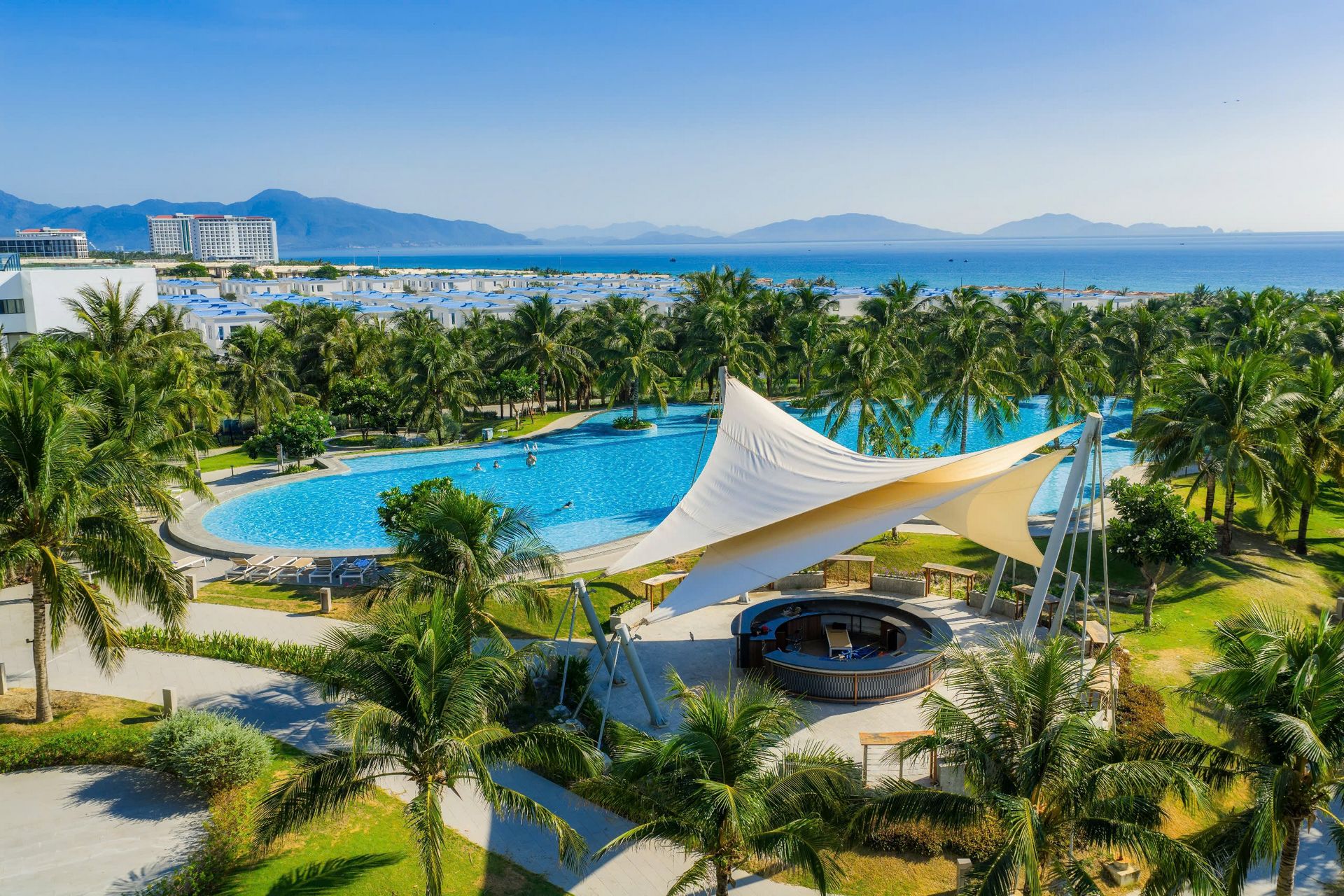 Mùa hè rộn ràng, giảm tới 30%