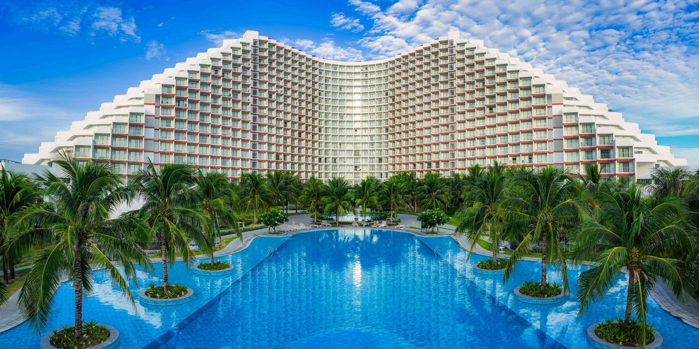Hồ bơi vô cực view biển tuyệt đẹp tại The Grand Arena